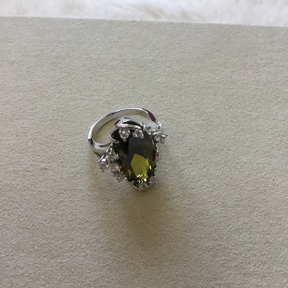 Elegant Sterling Silver Green Crystal Cocktail Ring - Picture 3 of 7